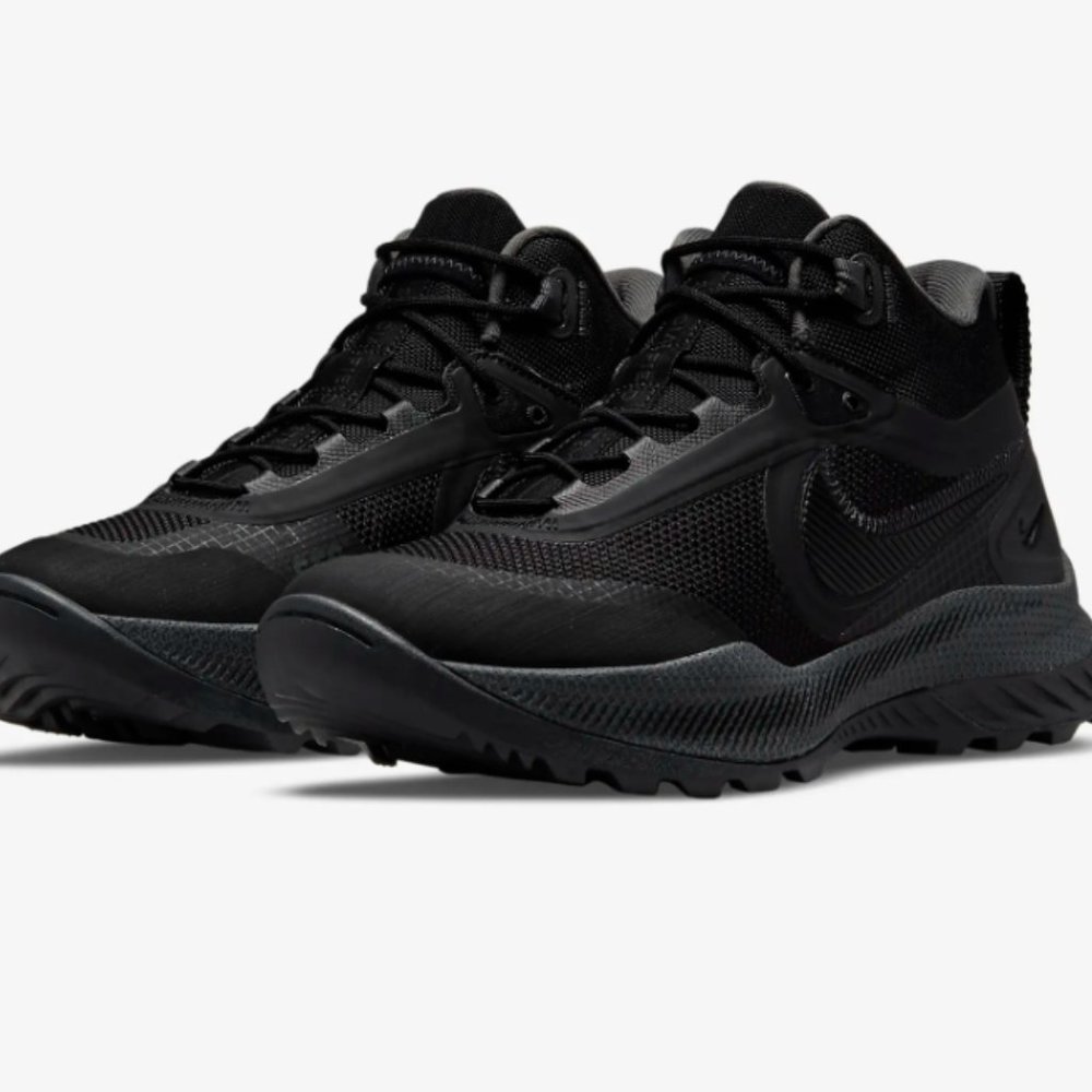 Authentic Brand new Nike React SFB Carbon Low in Black, Size 9